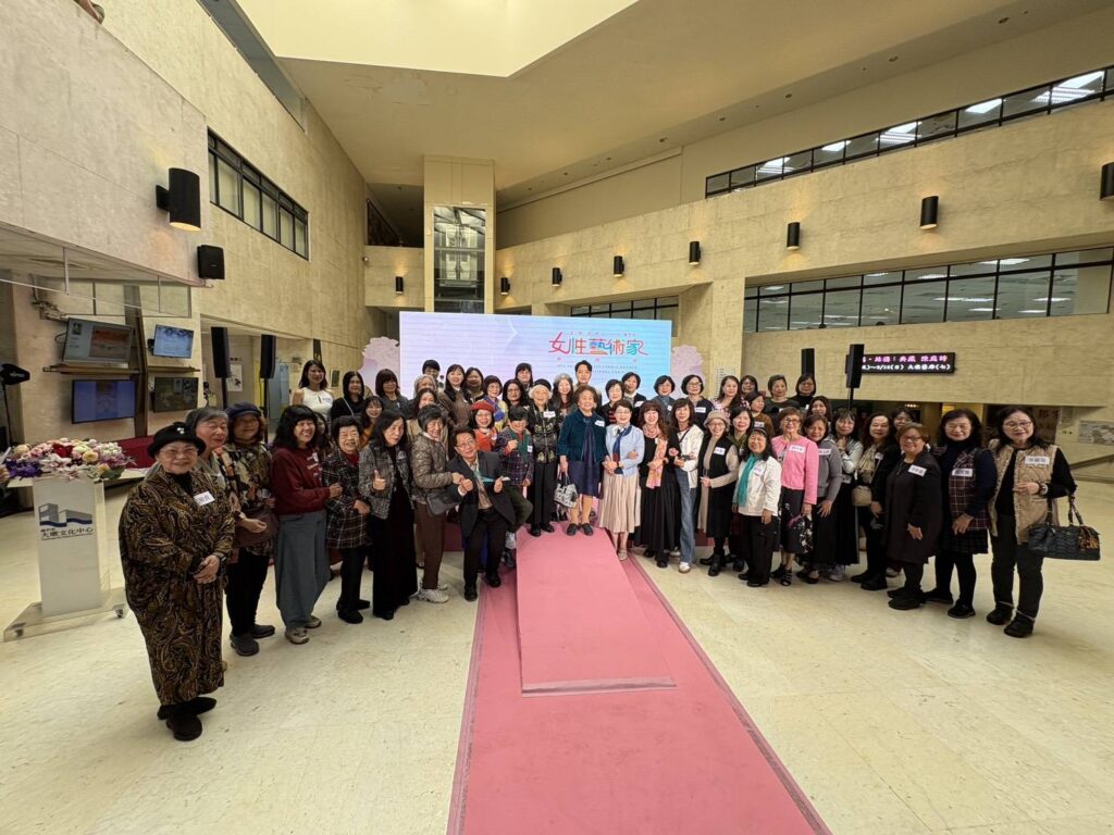 ▲出席開幕式活動的貴賓與參展藝術家們合影留念，場面熱烈。（圖/臺中市政府文化局 提供）