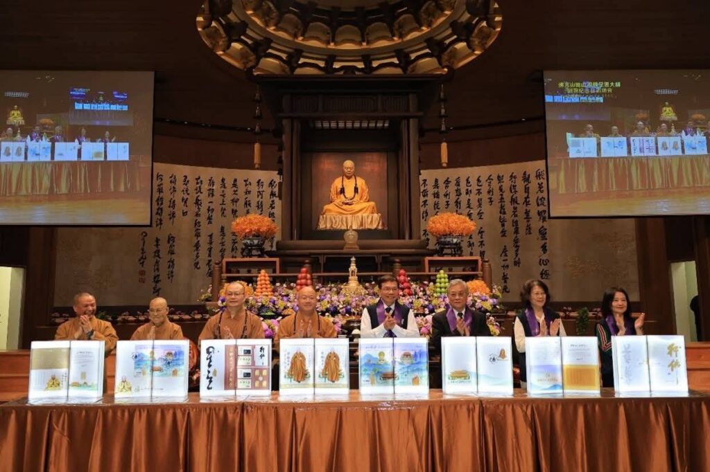 ▲佛光山與中華郵政公司雙方團隊合影留念，場面溫馨感人。（圖/中華郵政 提供）