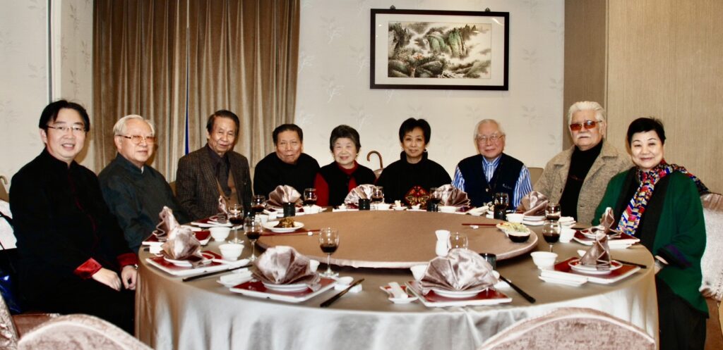 ▲伍月柳教授在2011年3月在中正紀念堂舉行個展時，她的師兄李奇茂教授夫婦（右一）伍月柳教授和先生趙醫師（右三）、胡念祖教授夫婦（右五）、黃磊生教授（左三）、歐豪年教授（左二）及白宗仁教授（左一），照片至今仍充滿令人難往與懷念之情。（圖/白宗仁 提供）