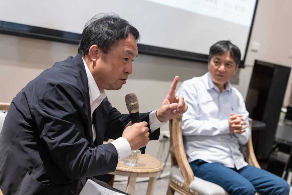 ▲在重要場合,歐陽慧剛團長(左)仍專注的表達個人與國臺交立場。(圖/國臺交 提供)