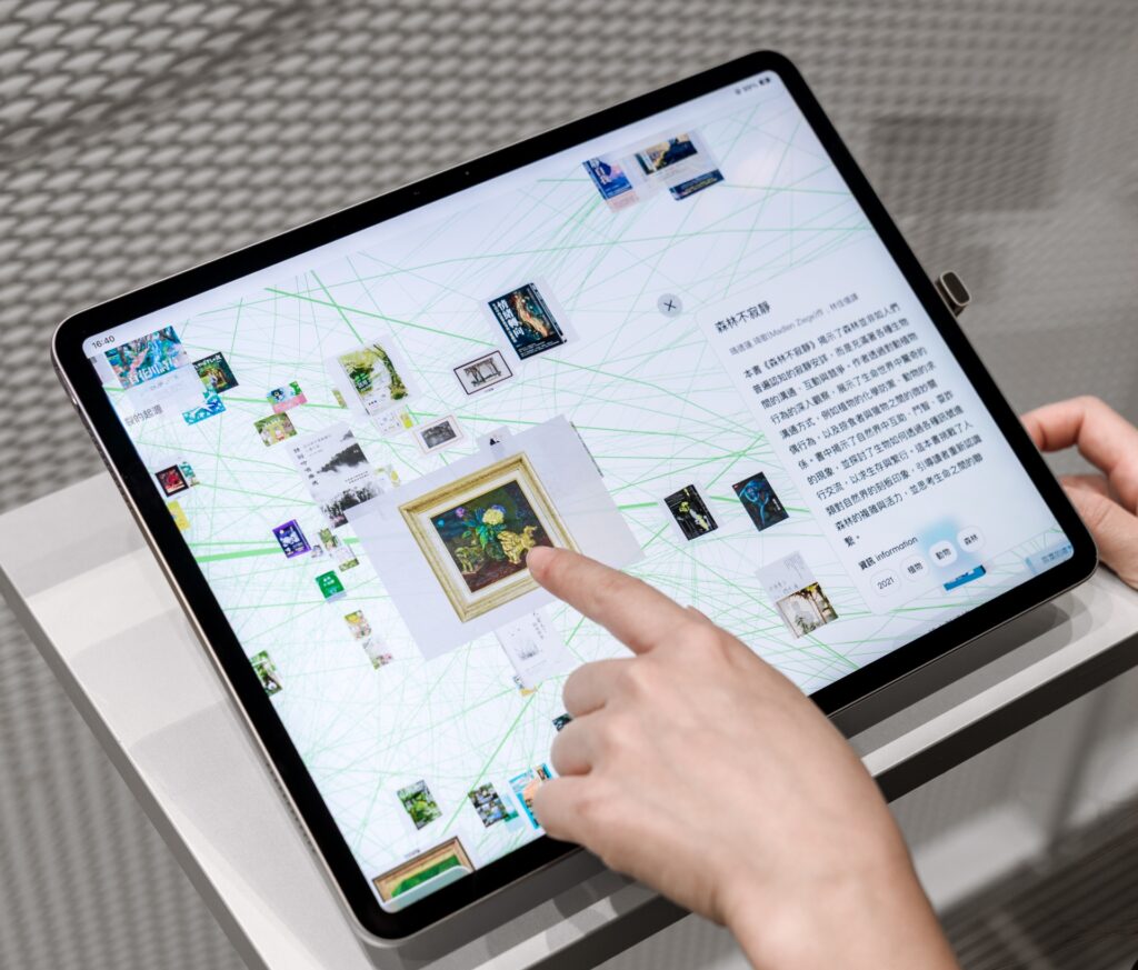 現場設置Pad，只要輕點螢幕就能在書籍與藝術作品之間延伸。（圖/李易暹攝）