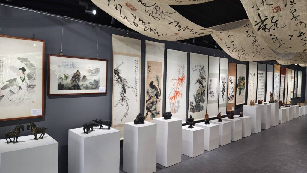 ▲包括壺藝與銅雕、石雕作品在內，都在收藏展出之列，在展場成為觀者注目與聚焦的焦點所在。（記者 辛澎祥/攝）