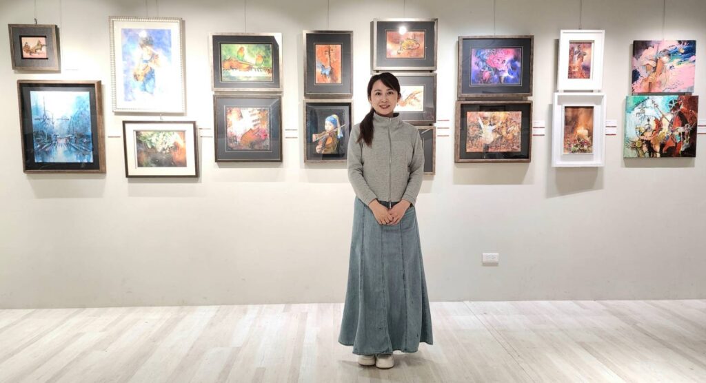 ▲張綺舫個展近50幅作品，呈現她在油畫、水彩、壓克力與漆畫等多類型媒材作品，創作能量與氣勢驚人。（記者 詹佳綺/攝）