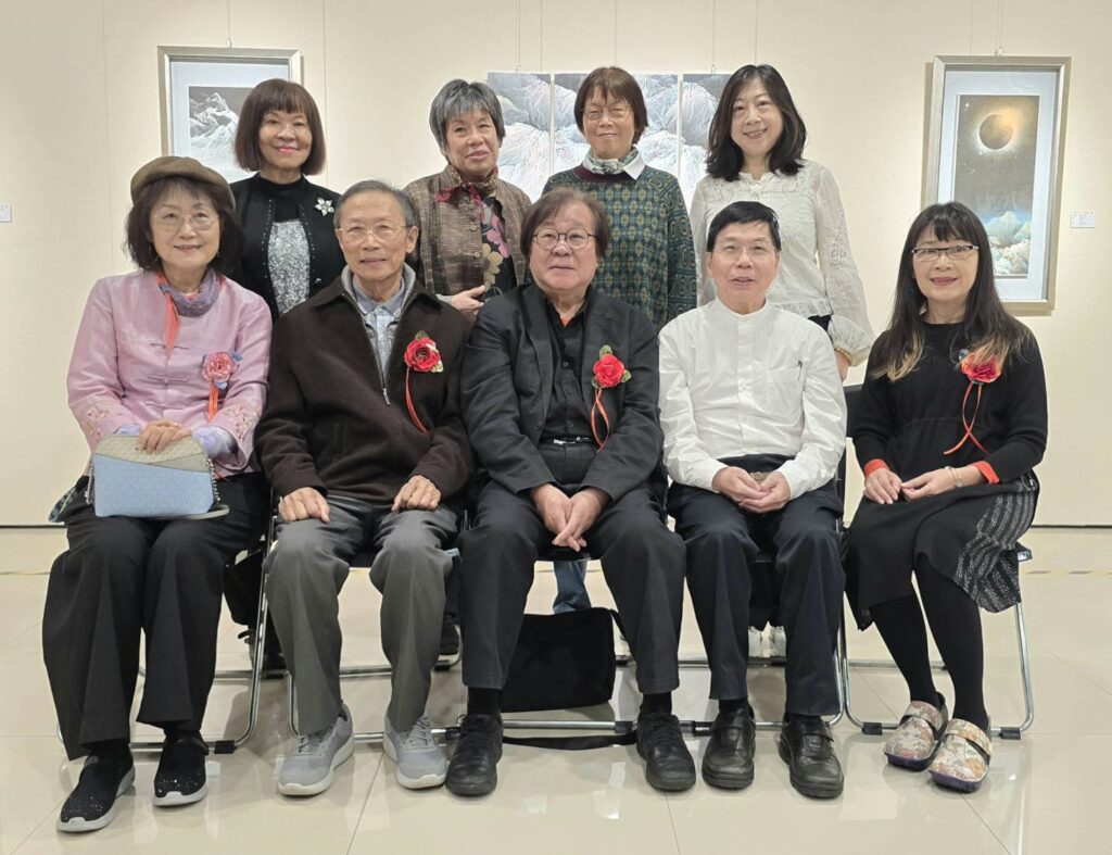 ▲國立臺灣師範大學美術系教授李振明（前排中）與參展藝術家開心合影留念。（記者 詹佳綺/攝）