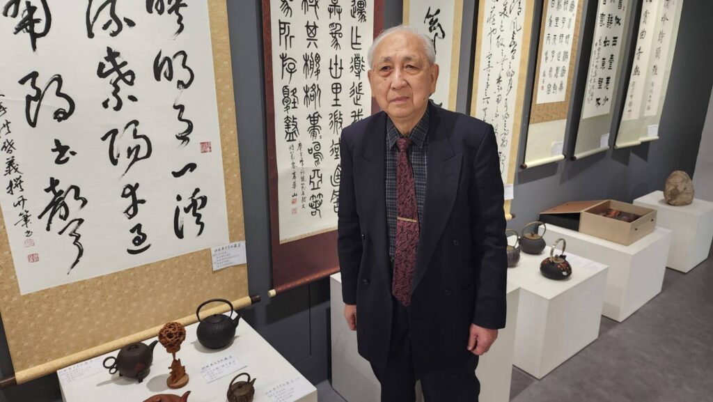 ▲有「一代竹筆書法傳承人」雅稱的知名書法家洪啟義老師，首度推出的書畫收藏展即受到書畫界的歡迎與重視。（記者 辛澎祥/攝）