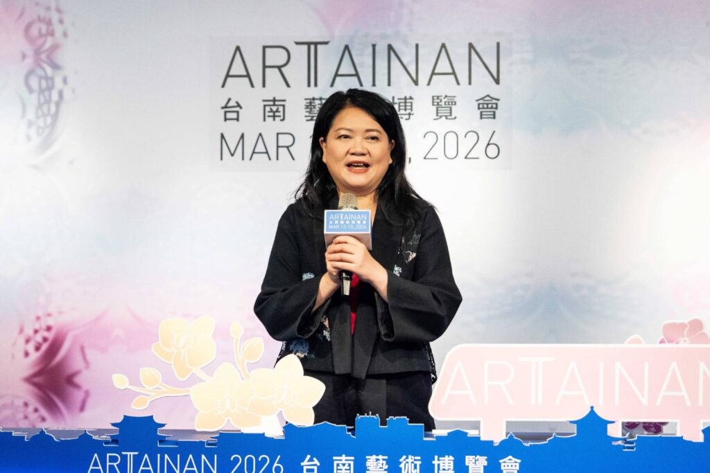 ▲畫廊協會理事長陳菁螢致詞時說明此次臺南藝博會的內容與特色。（圖/畫廊協會 提供）