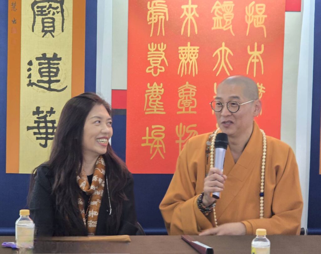 ▲廣修禪寺住持大慧法師（右），透過影片說明他近年來在海內外弘法與書法創作的歷程，左為講座引言人新北市大漢藝文協會理事長潘珮君老師，兩人對談互動密切。（記者 詹佳綺/攝）