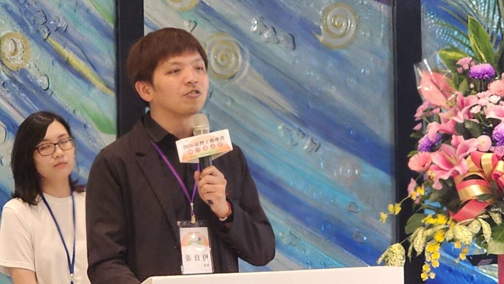 ▲「臺灣工藝永續發展自願檢視報告」一書的研究總監張良伊,說明了全書的工藝觀點,帶給全場不同的觀察角度。(記者 辛澎祥/攝)