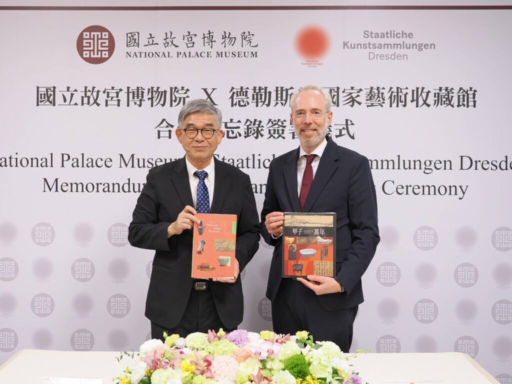 ▲簽署代表雙方互贈禮品，表達合作善意。（圖/故宮 提供）