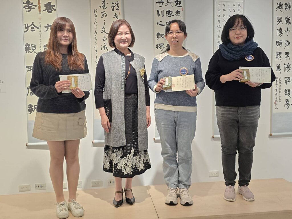 ▲和氣大愛文教基金會創辦人周瑞宏教授之夫人黃玉華女士(左二)與獲得「春風化雨玉才獎」殊榮的老師們合影留念。(記者 詹佳綺/攝)