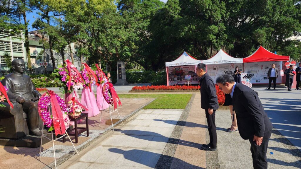 ▲國立國父紀念館館長王蘭生（中）率館方同仁向國父銅像行三鞠躬禮，以表達緬懷與紀念國父之情誼。（記者 辛澎祥/攝）