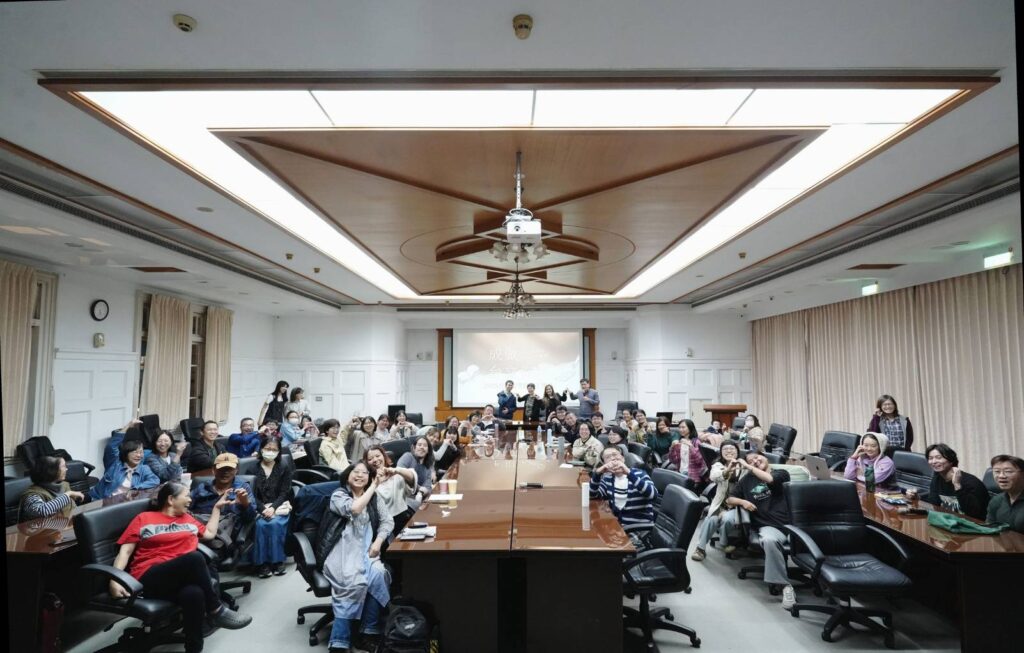 ▲出席活動的貴賓與民眾開心合影留念。(圖/臺文館 提供)