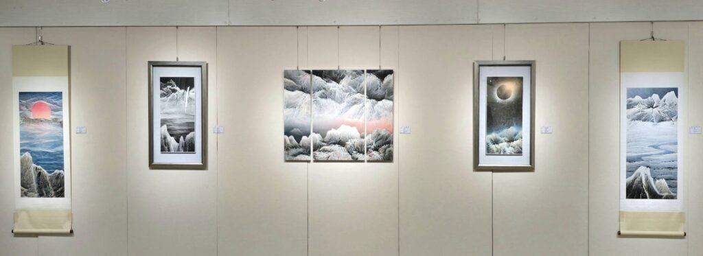 ▲林象元老師展出的現代水墨畫系列作品，帶給觀者無垠的寬闊視野，讓賞畫成了豐富心境的指標。（記者 詹佳綺/攝）