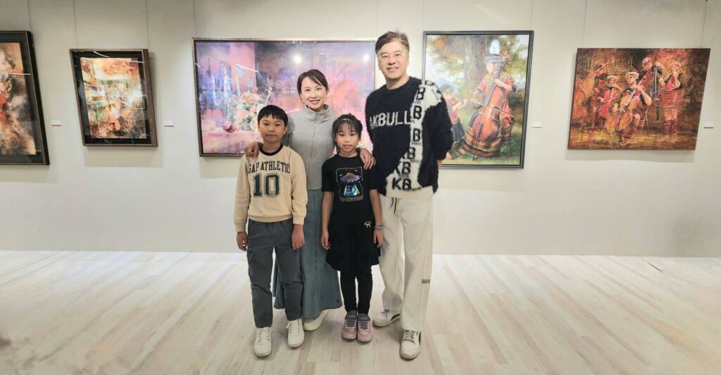 ▲學琴習畫，展現才藝，家人的支持成為張綺舫創作的重要支柱，圖為張綺舫與帥哥老公及一對寶貝兒女難得展場合影。（記者 詹佳綺/攝）