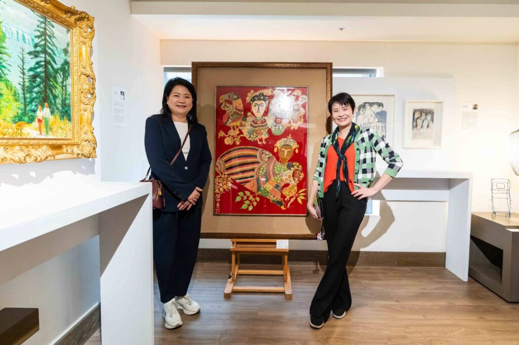 ▲文化部藝發司司長周雅菁(右)臺南藝博會展出期間前往展場參觀展品,受到畫廊協會理事長陳菁螢的熱情接待與導覽。(圖/畫廊協會 提供)