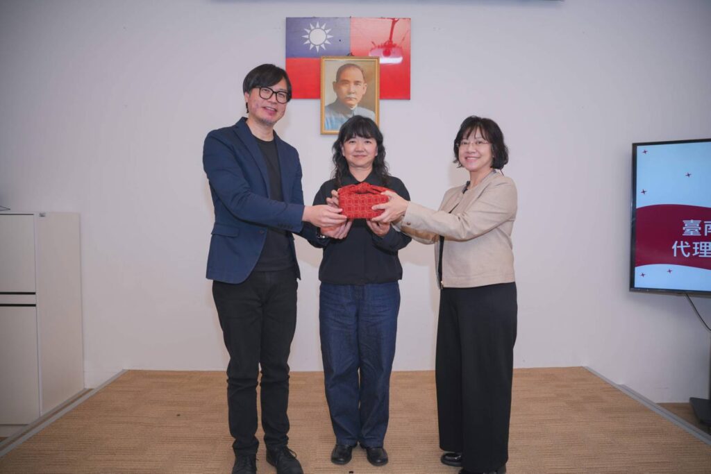 ▲文化部次長李靜慧(中)主持臺南國家美術館籌備處主任新舊任交接。右為上任的莊佩樺主任,左為代理主任黃宏文。(圖/文化部 提供)