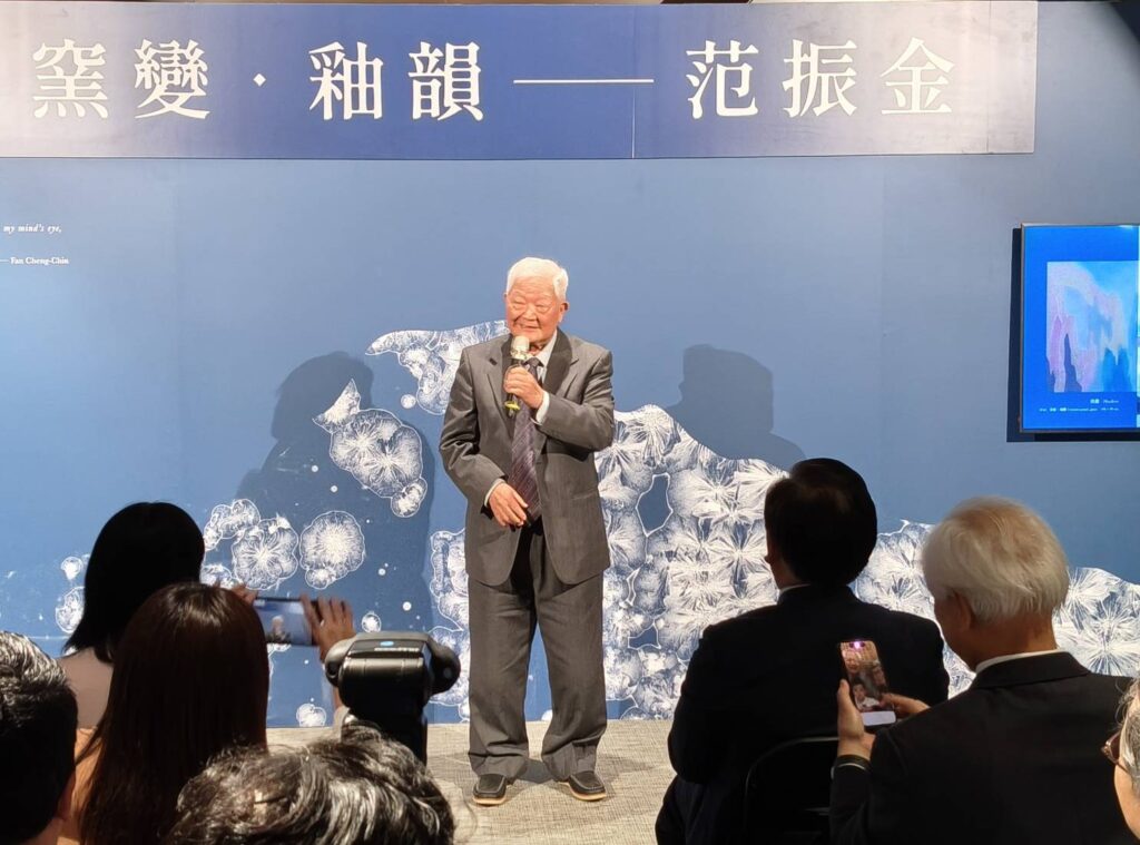 ▲陶藝家范振金在開幕式上說明自己的創作歷程與藝術生命。（圖/史博館 提供）