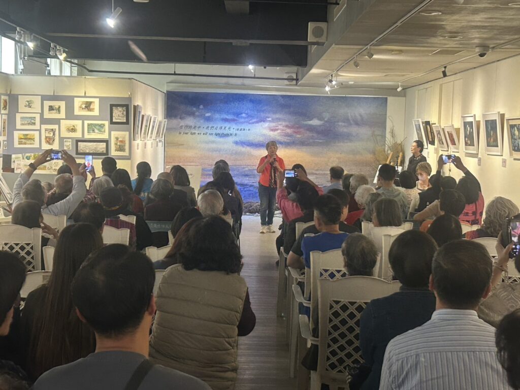 ▲王美媛老師在開幕式上向與會貴賓分享她的創作理念，與這次展出作品的內容與特色，引起熱烈的迴響。（圖/臺東生活美學館 提供）