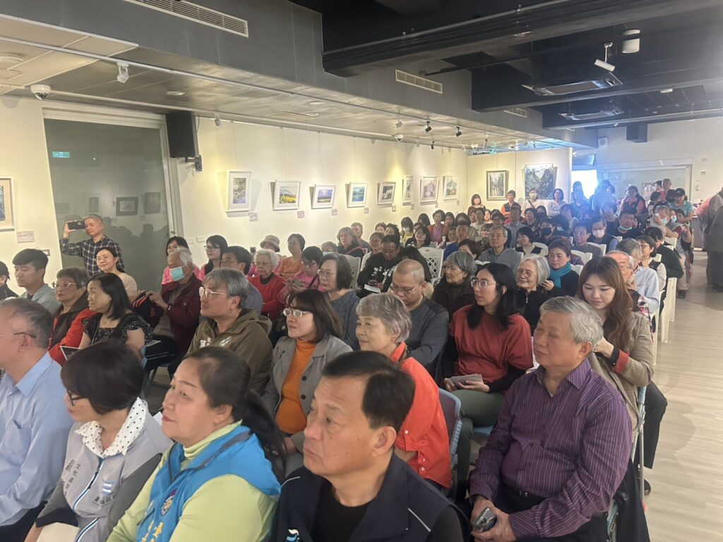 ▲出席開幕式的貴賓及地方仕紳，與書畫界負責人齊聚一堂，向王美媛老師的個展表達道賀之意。（圖/臺東生活美學館 提供）