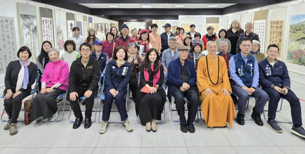 ▲開幕式後貴賓與協會參展藝術家們合影留念，見證歷史。（記者 詹佳綺/攝）
