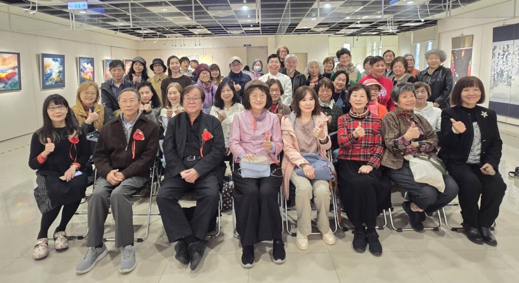 ▲出席聯展開幕式的貴賓、參展藝術家與親友們，開幕式後開心合影留念，場面相當熱烈。（記者 詹佳綺/攝）