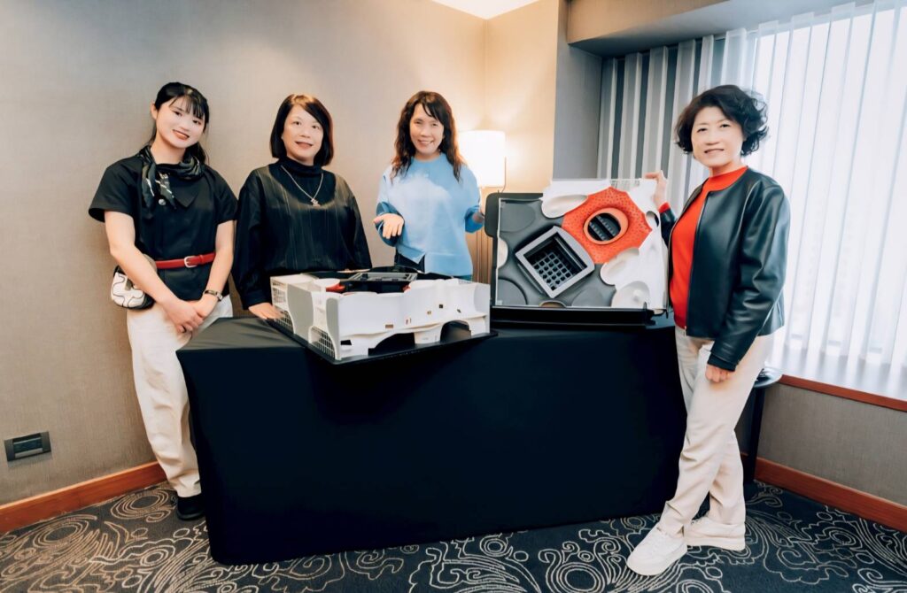 ▲臺中國家歌劇院總監邱瑗（右）與營運副總監汪虹（右二）及業務副總監鄢繼嬪（左二）在媒體餐會上開心合影，神情愉快。（圖/臺中歌劇院 提供）