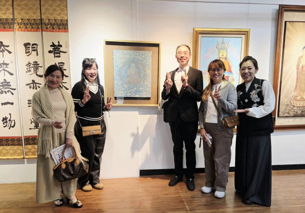 ▲華梵大學佛教藝術系主任陳俊吉教授(中)帶領系所同學一起參展,作品精湛極具美感,在畫境中提昇心境,格外受到好評。(記者 詹佳綺/攝)