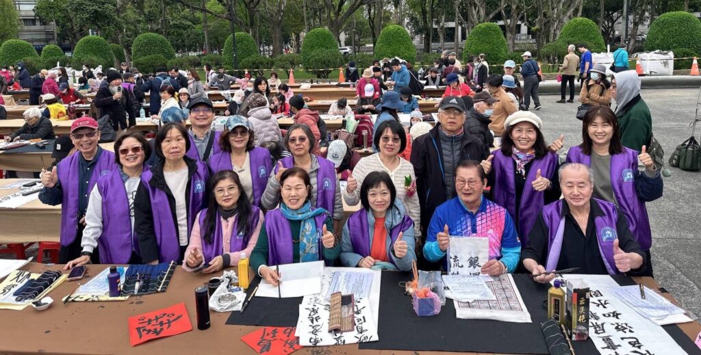 ▲中華民國書法教學研究學會的會員老師們，賣力揮毫，文采橫溢，現場的書會活動相當熱烈。（記者 詹佳綺/攝）