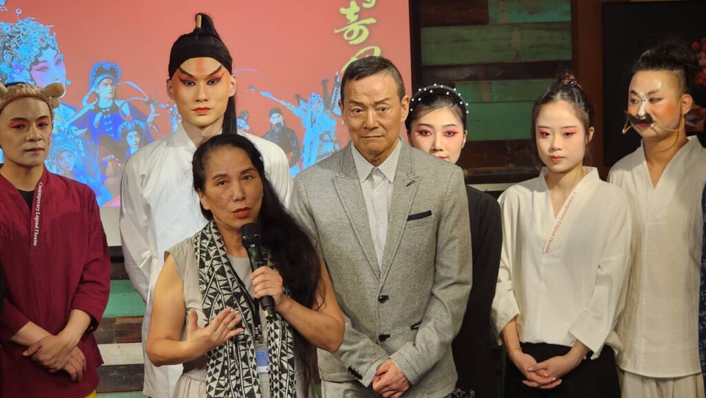 ▲當代傳奇劇場製作人林秀偉(前左)在發佈會上說明興傳奇10周年之際的未來計畫與走向,呈現傳承的正向意義。(記者 辛澎祥/攝)