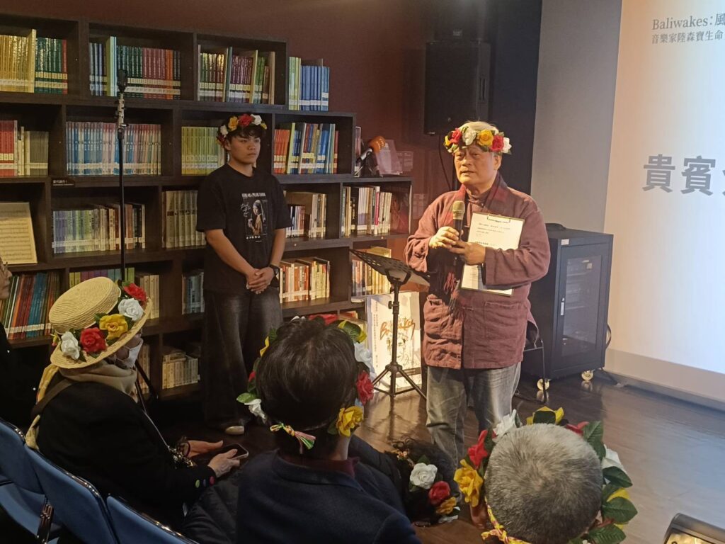 ▲新書與專輯發表會上湧入大量音樂界人士與原民朋友,場面相當熱烈。(記者 辛澎祥/攝)