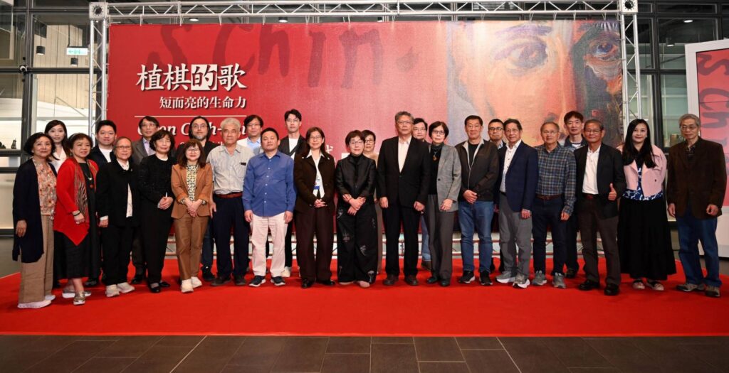 ▲出席開幕式的各界貴賓與陣容龐大的前輩藝術家二代與藝文界人士,在開幕式上合影留念,場面熱烈且溫馨感人。(圖/國美館 提供)