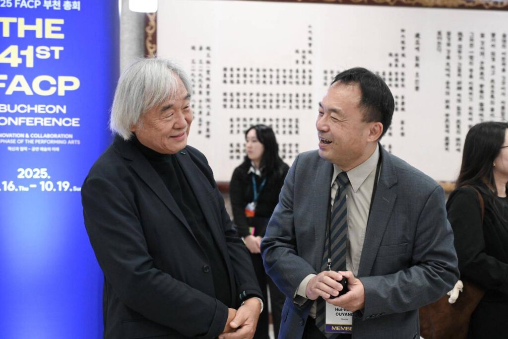 ▲遇到樂壇知名學者及音樂家們,國臺交團長歐陽慧剛(右)在各個場合都以親民請益互動贏得好評。(圖/國臺交 提供)