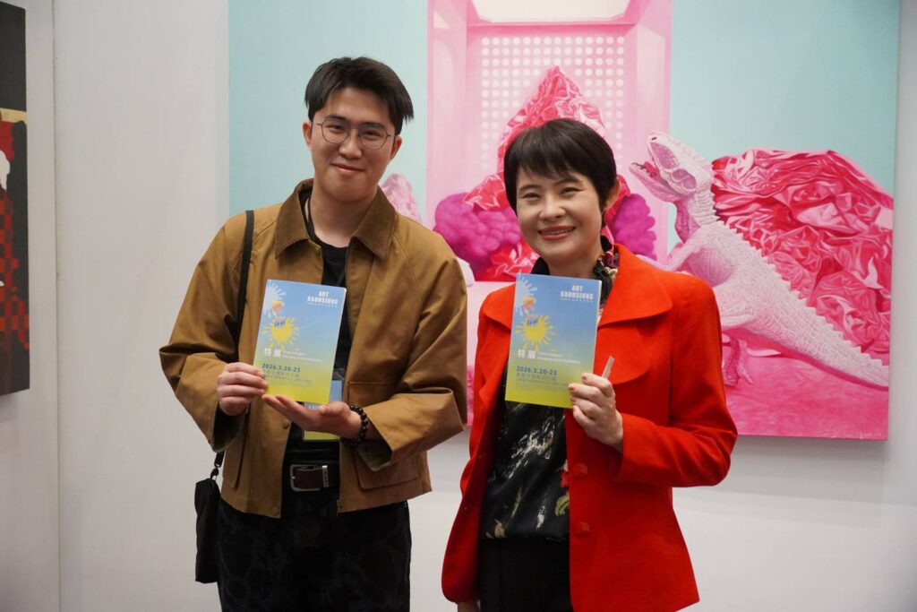 ▲文化部藝發司司長周雅菁（右）與參展的年輕藝術家於展場合影。（圖/大苑藝術 提供）