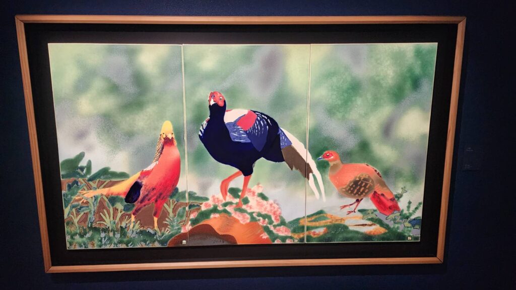 ▲范振金老師的展出作品，呈現鮮艷的色彩與創作材質的獨一性。（記者 辛澎祥/攝）