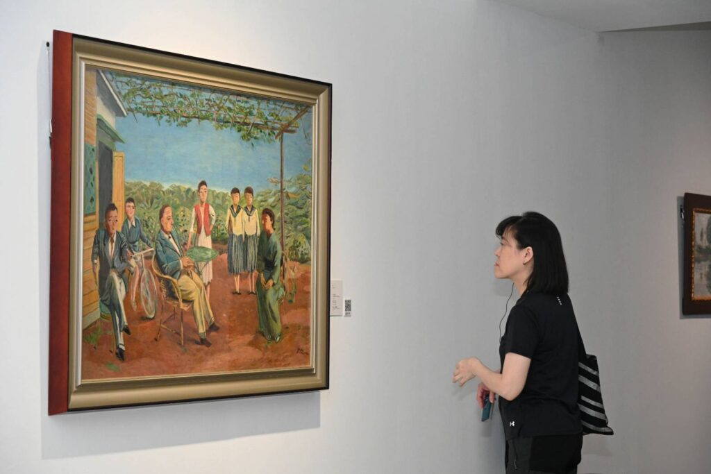 ▲觀展民眾在展場欣賞陳植棋老師吉村芳松的作品「庭」。(圖/國美館 提供)