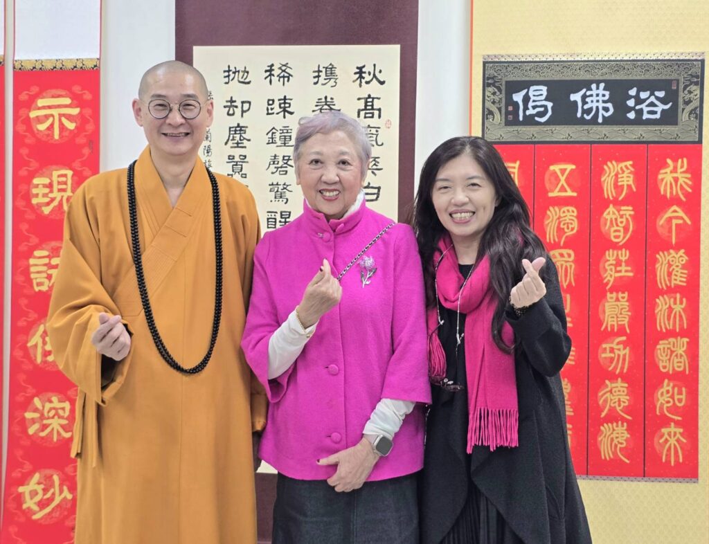 ▲廣修禪寺助持大慧法師（左起）財團法人樹河社會福利基金會附設悠然山莊許秀子董事長及大漢藝文協會理事長潘珮君展場相見歡，顯得十分開心。（記者 詹佳綺/攝）