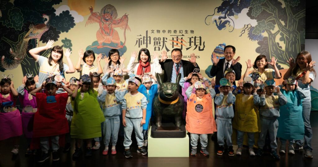 ▲與會貴賓與出席開幕式的小朋友與學童合影，場面相當熱烈。（圖/故宮 提供）