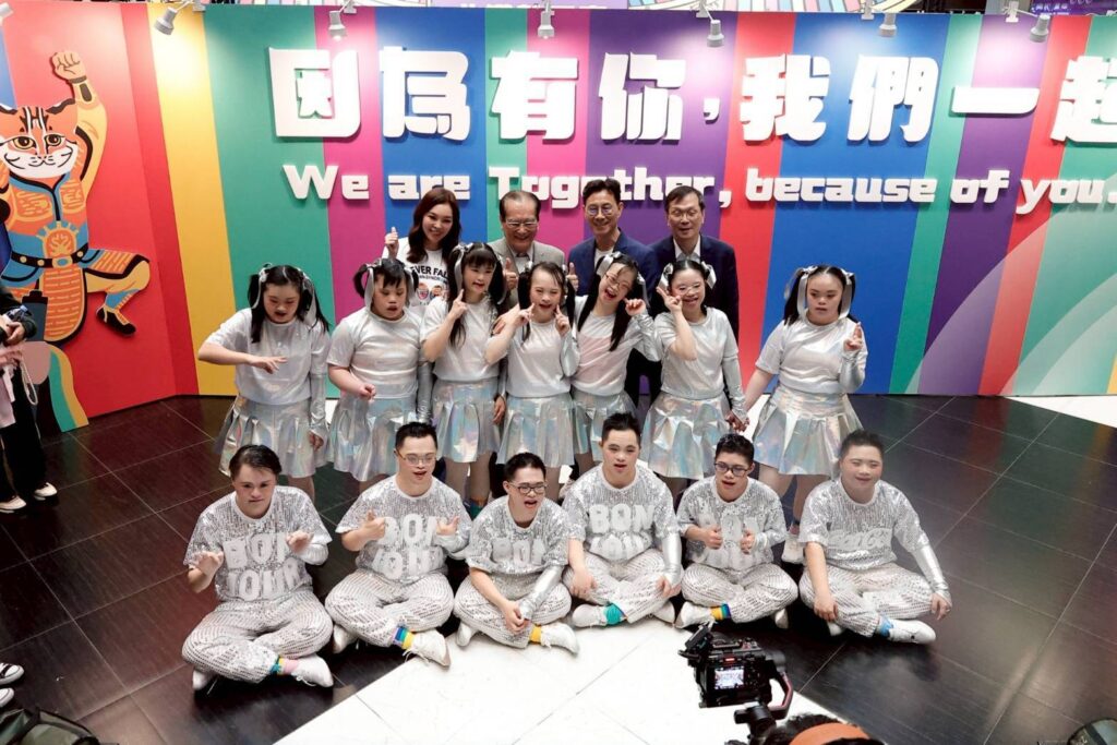 ▲主辦單位與唐氏症者在活動中合影留念。（圖/臺鐵公司 提供）