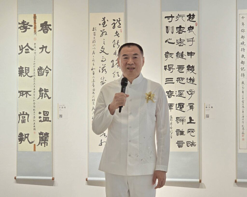▲和氣大愛文教基金會創辦人周瑞宏在開幕式上致詞時表示,他看到現場展出的作品十分感動,強調發揚以中華文化為核心本質的重要性。(記者 詹佳綺/攝)