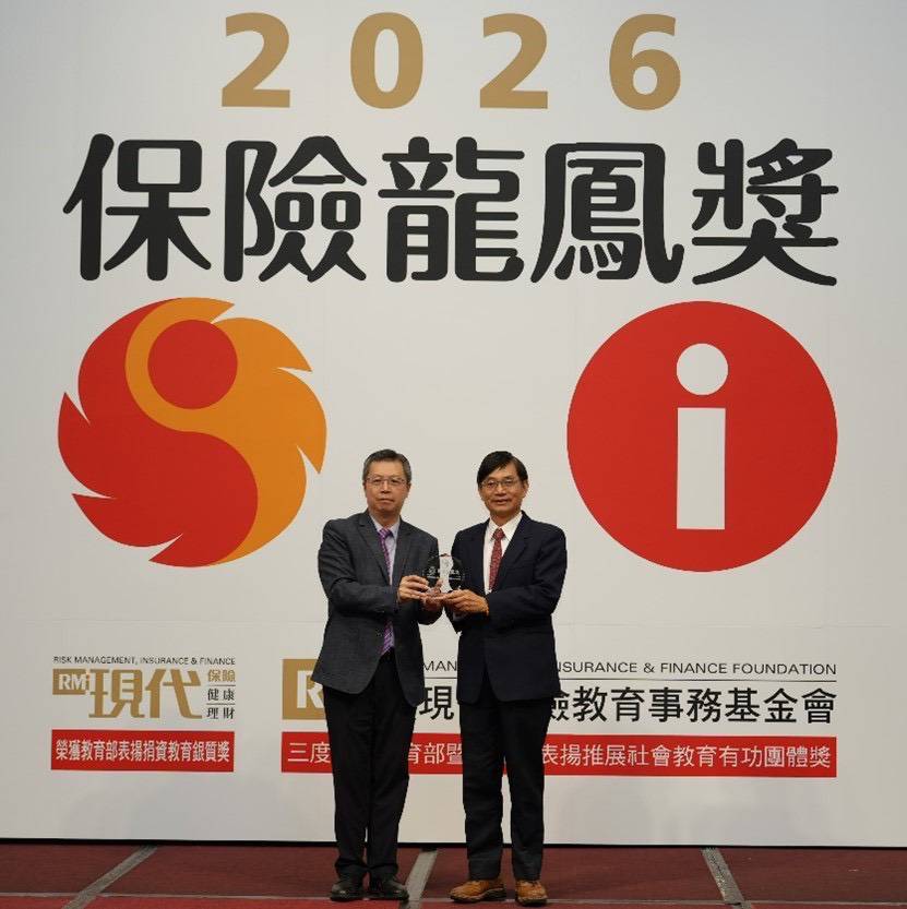 ▲中華郵政公司榮獲2026保險龍鳳獎2獎項殊榮,由副總經理鄭至能(右)代表領獎,接受金管會保險局副局長蔡火炎頒獎。(圖/中華郵政 提供)