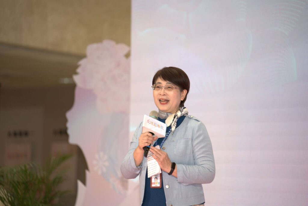 ▲臺中市政府文化局局長陳佳君致詞時表達對參展女藝術家們的道賀，也格外推崇她們在藝術創作領域的努力與精進。（圖/臺中市政府文化局 提供）