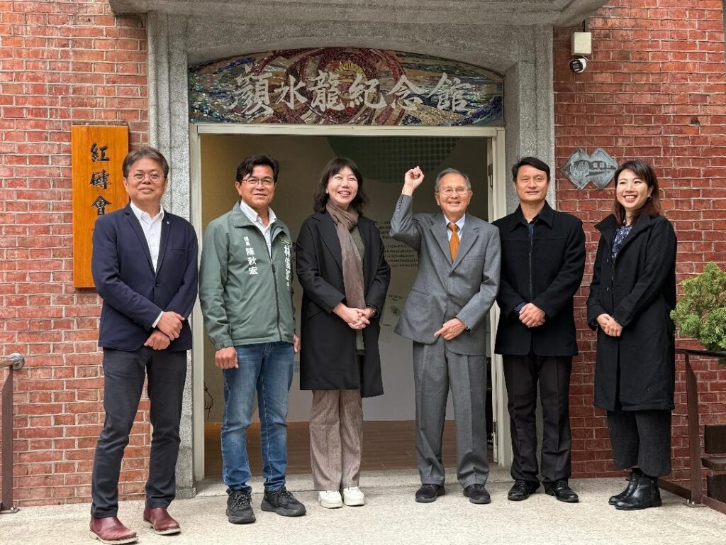 左起:策展人王文雄副教授、陳秋宏議員、文化局黃雅玲局長、顏水龍次子顏千峰、工藝中心許峰旗組長、臺南國家美術館籌備處蕭靜怡副主任合影。(圖/文化局提供)