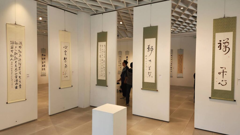▲孫端吉教授共計展出11件書藝作品，在展區顯得格外醒目，並成為觀賞焦點。（記者 辛澎祥/攝）