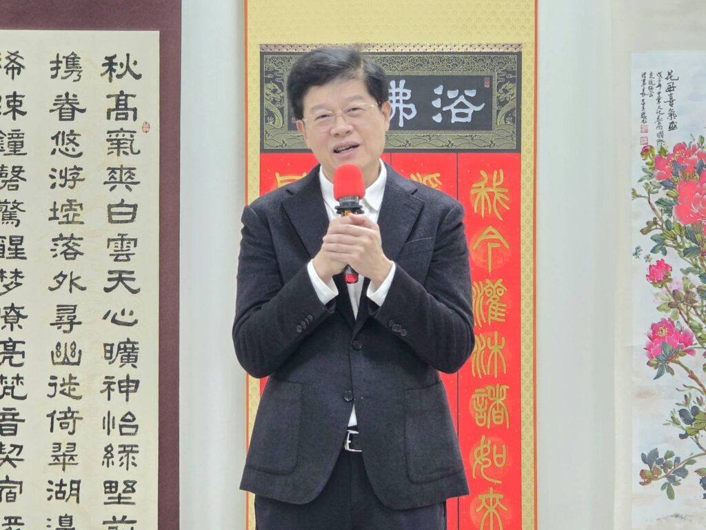▲立法委員羅明才致詞時表示，與呂玉環老師於公於私的常年互動，在這次展覽中也能一睹她不同時期的水墨創作，強調呂玉環的人生美事都是在她的筆下所完成與實現的。（記者 詹佳綺/攝）