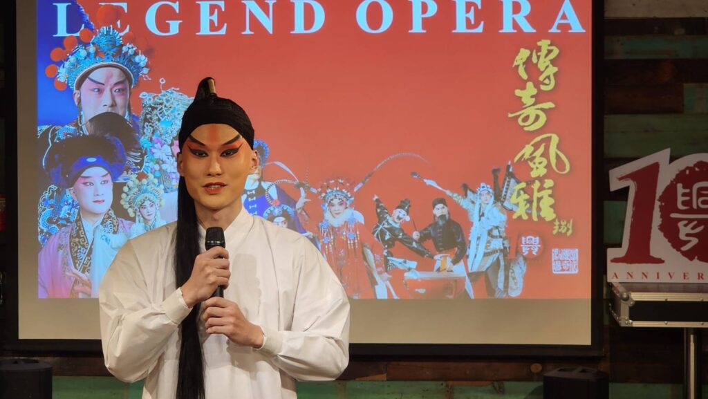 ▲興傳奇青年劇場團長也是吳興國老師入室弟子的朱柏澄,說明了新生代演員未來的演出計畫與承擔的使命,格外打動人心。(記者 辛澎祥/攝)