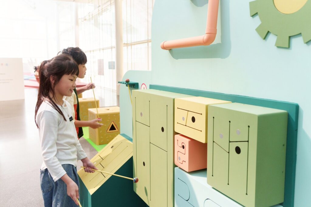 ▲在主題展與活動中，讓小朋友展現自主的情境掌握。（圖/桃園市美術館 提供）