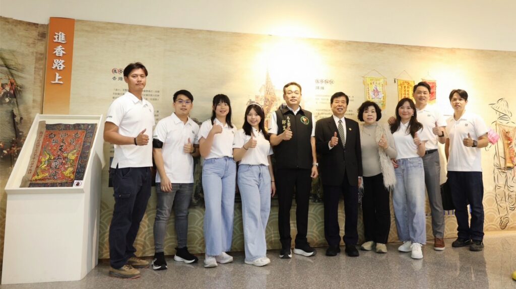 ▲白沙屯拱天宮志工團團長郭宏偉（中）與捐贈188萬元護持媽祖的宏利發建設團隊一行，在合影留念中見證了這次難得的歷史。（記者 詹佳綺/攝）