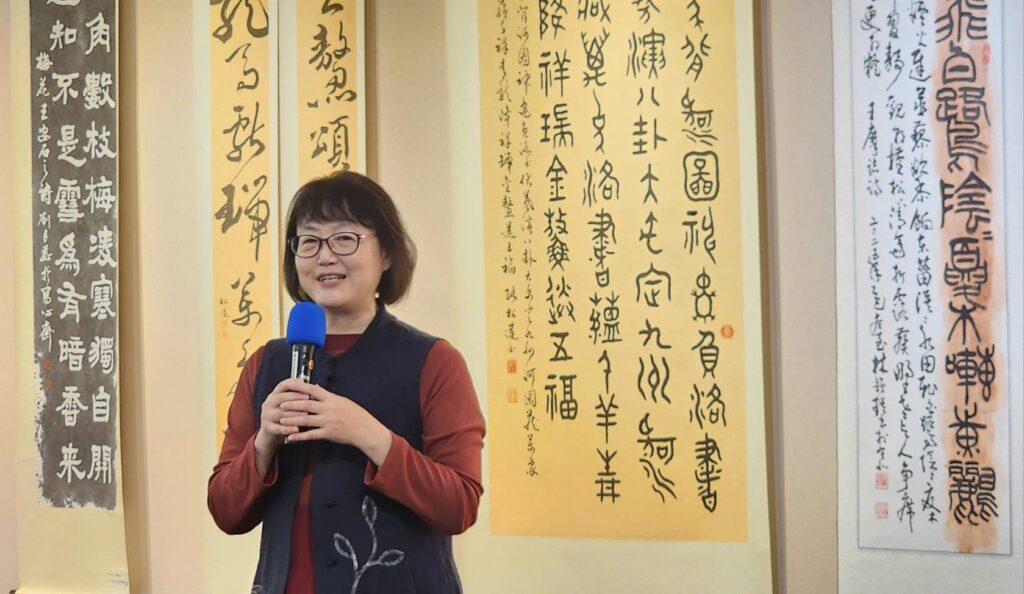 ▲臺灣女書法家學會理事長連瑞芬致詞時強調,對邁入第31個年頭的中華婦女書會,每年的作品展都受到書界的重視,藉由書藝表達創作者的情感與內涵,可謂是呈現出藝術生命的正向力量。(記者 詹佳綺/攝)