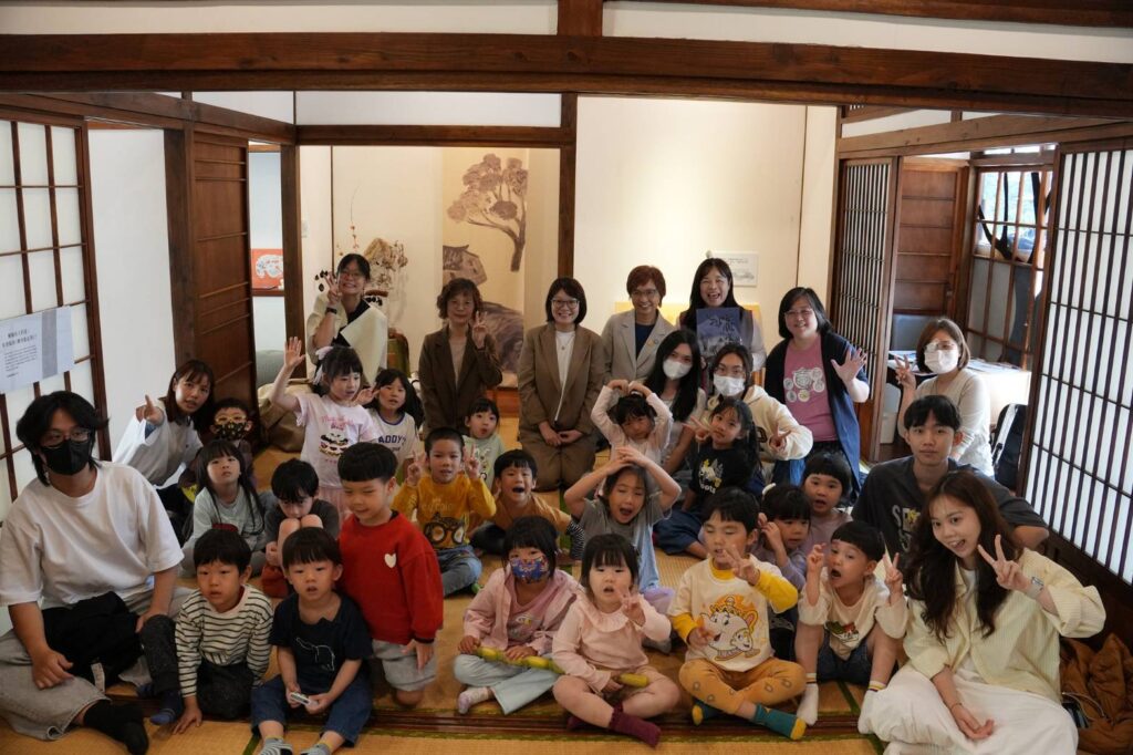 ▲學生、志工與學童在活動中扮演重要角色,呈現全場歡樂氣氛。(圖/臺文館 提供)