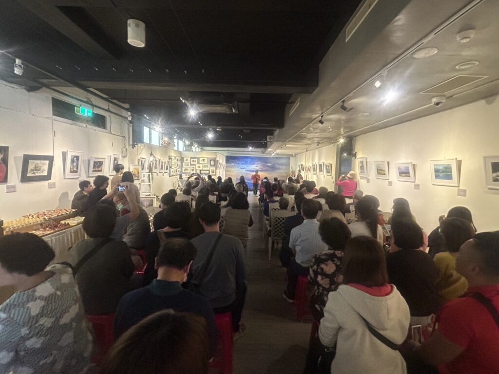 ▲王美媛老師個展吸引親朋好友與藝文界人士踴躍出席活動，在畫壇引起高度重視。（圖/臺東生活美學館 提供）
